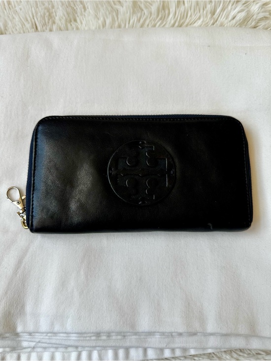 Tory Burch Handbags - Tory Burch Bombe T Zip Continental Wallet Black Leather Logo Wristlet Clutch